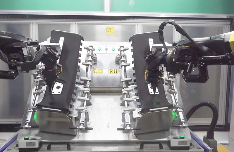 双机器人激光切割机：汽车内饰异形布料高精度加工